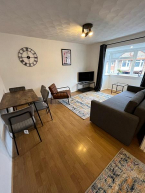 St Denys 2 bedroom flat, Convenient location next to station, Great for contractors